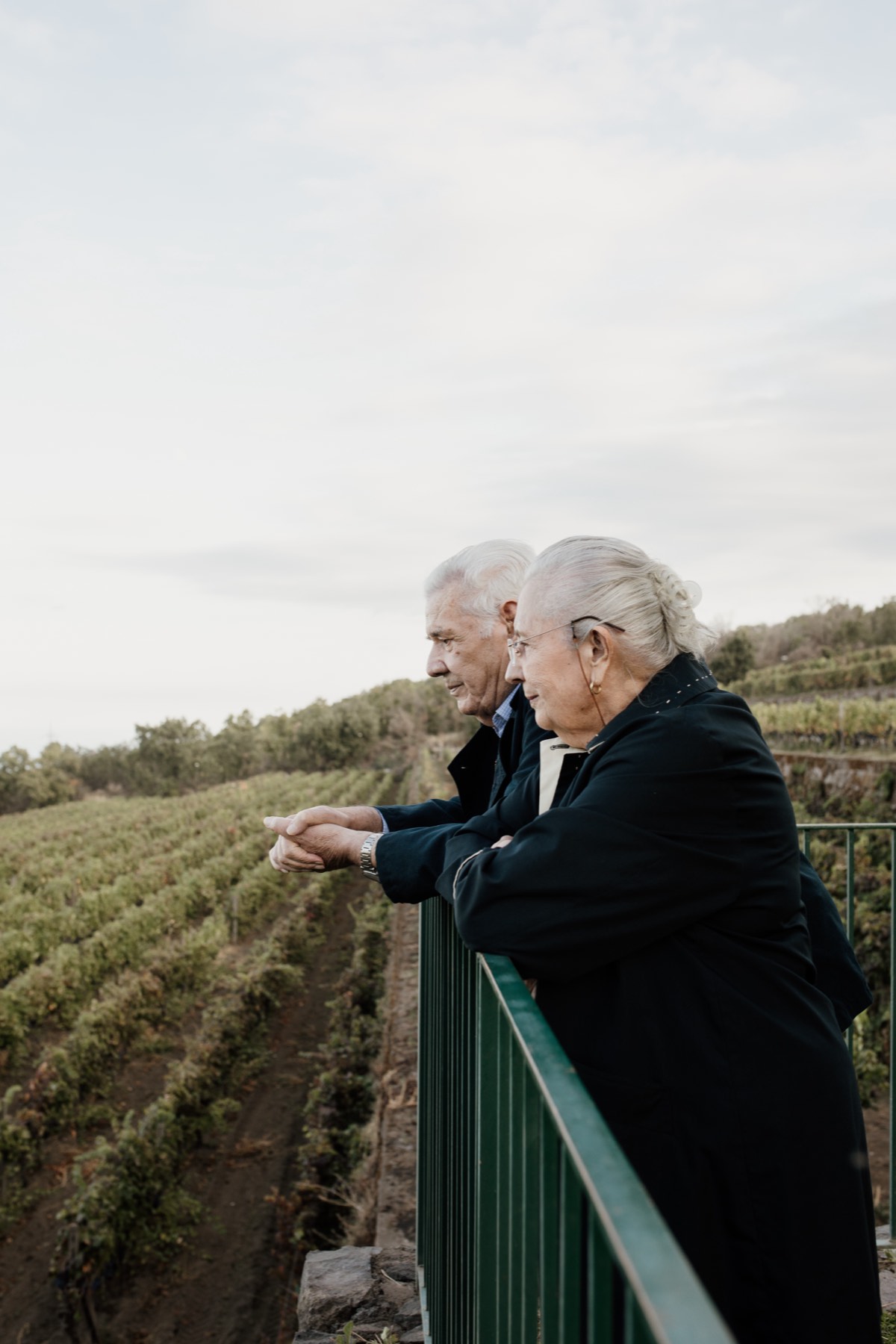 Vittorio Raciti e Maria Gambino affacciati sui vigneti