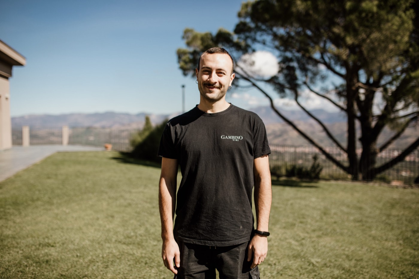 Un membro del team sorridente nel giardino affacciato sulla valle
