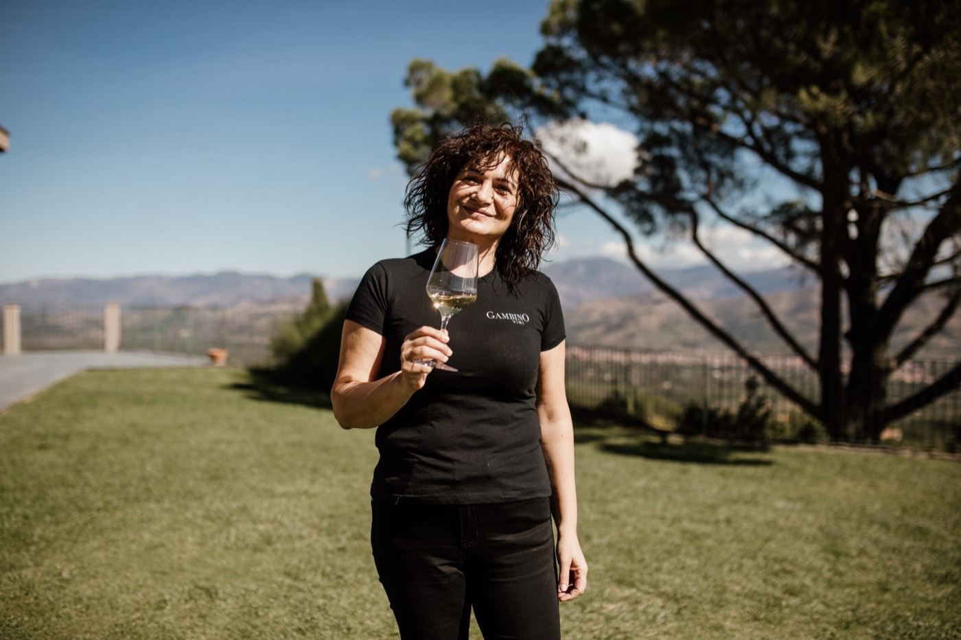 Una sommelier della cantina con un calice in mano