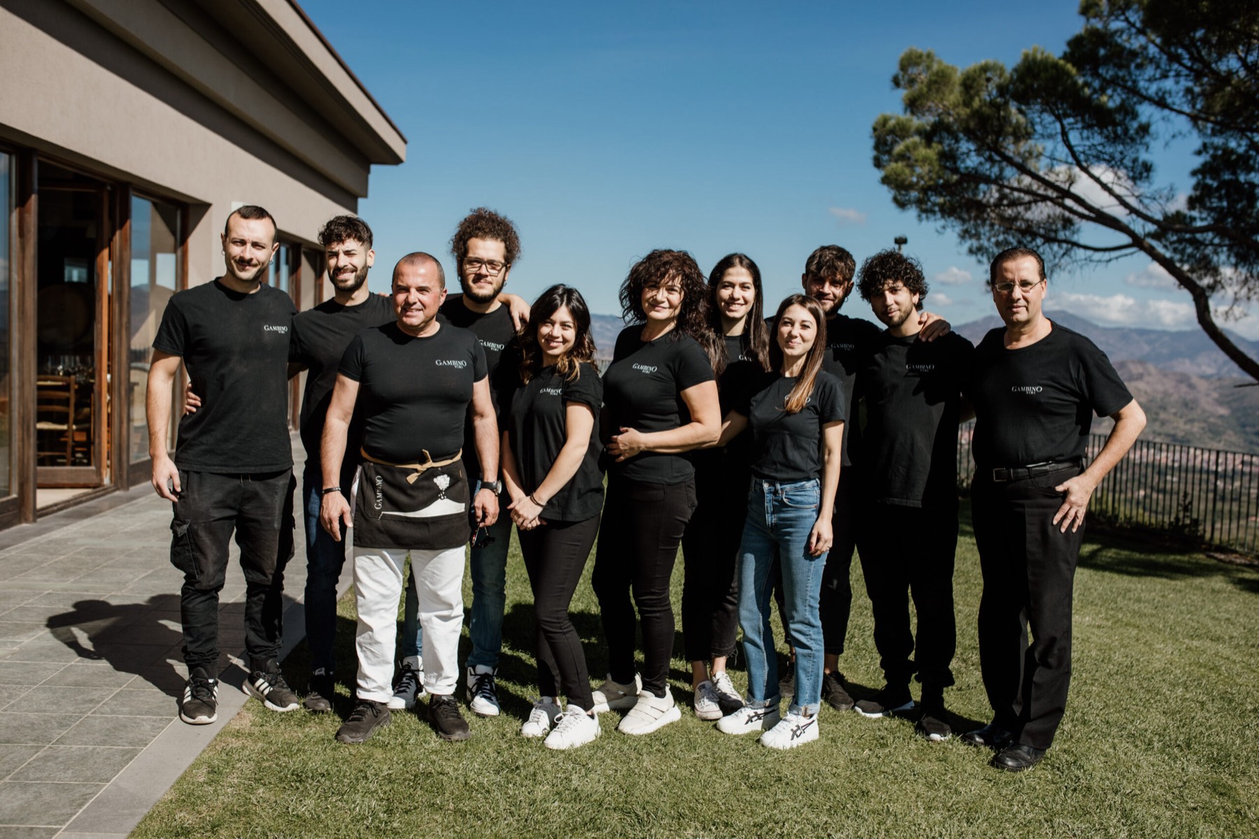 La squadra della cantina Gambino davanti alla sala degustazione